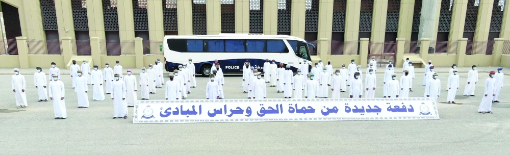 دفعة جديدة من الضباط التخصصيين الجامعيين