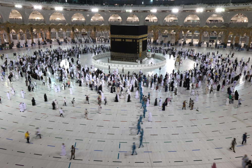 حجاج بيت الله الحرام يطوفون حول الحرم المكي بمكة المكرمة أمس. 
(أ ف ب)