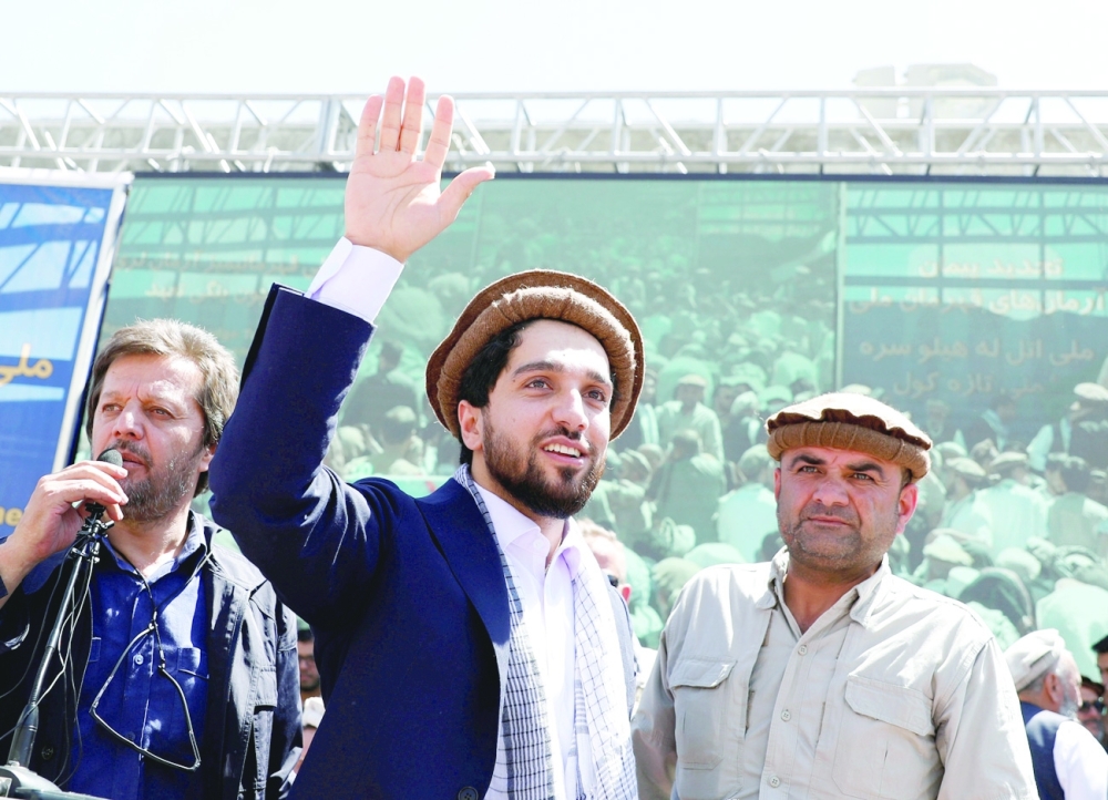 أحمد مسعود، نجل بطل المقاومة الأفغانية أحمد شاه مسعود، يلوح عند وصوله لحضور تجمع في أفغانستان، اخذت الصورة بتاريخ 5 سبتمبر 2019.         (رويترز) 