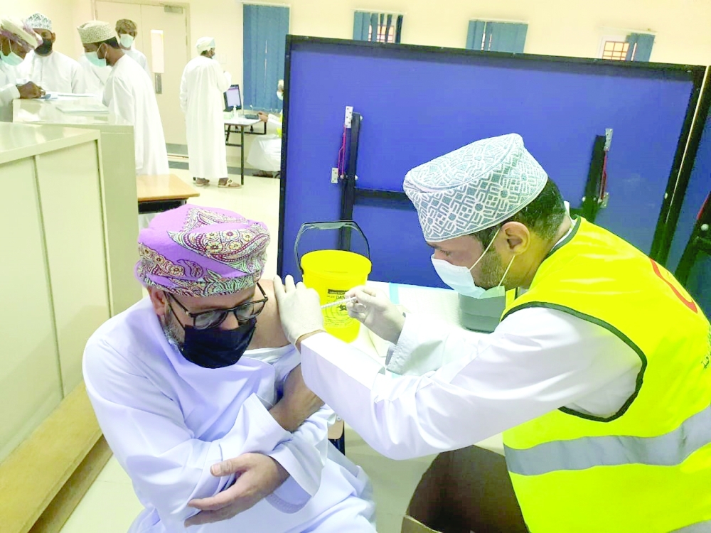 تحصين المواطنين بمركز التحصين بالحمراء