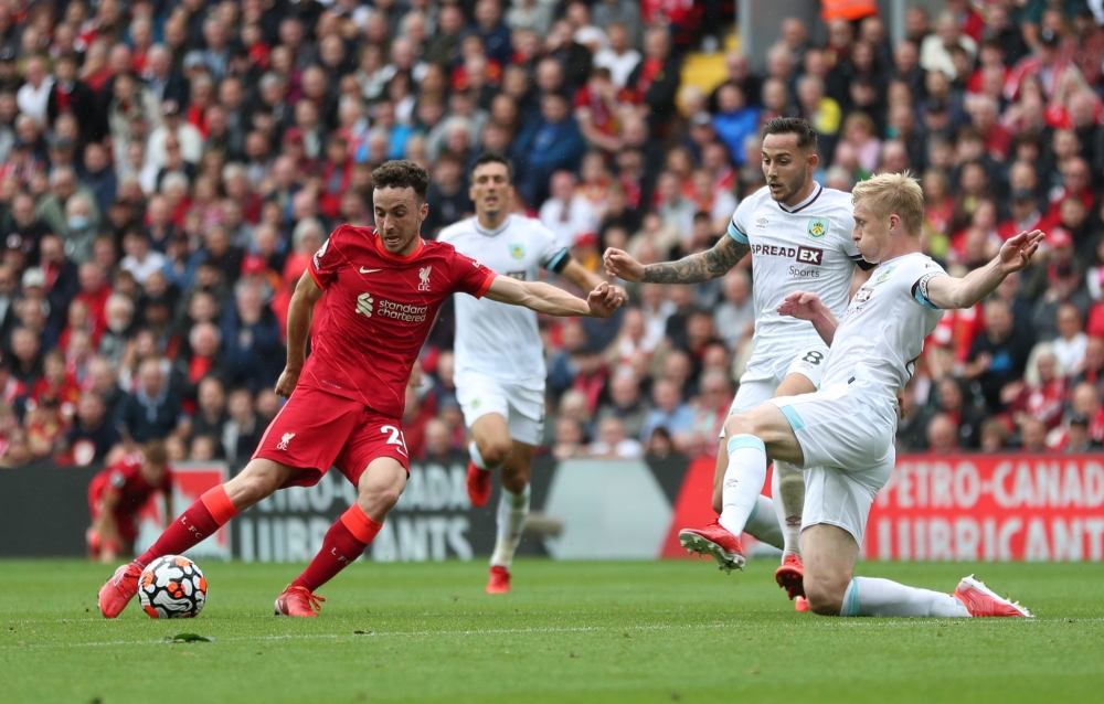 ديوغو جوتا لاعب ليفربول يستحوذ على الكرة أمام أنظار لاعبي بيرنلي