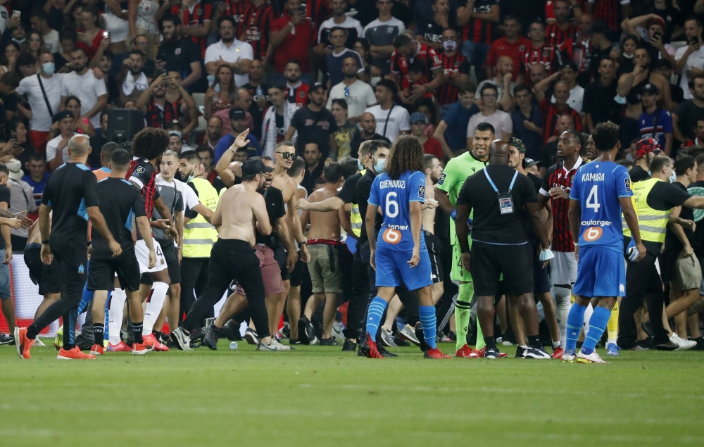 الجماهير تقتحم ملعب المباراة 