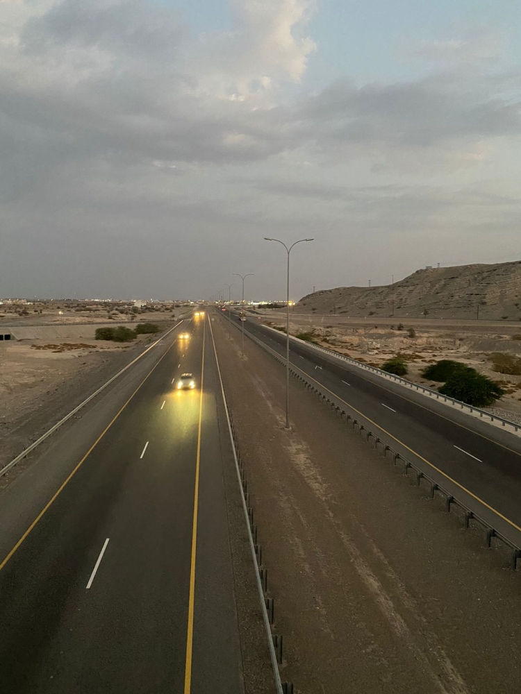 السيارات القادمة من الجنوب تعبر طريق أدم قبل حلول الظلام