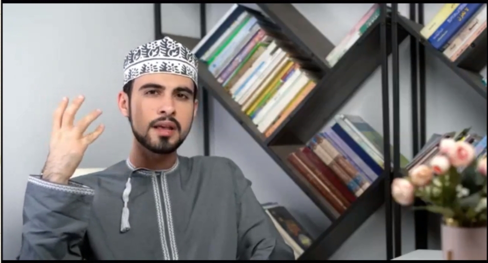 يوسف الكمالي خلال القاء قصيدته الشعرية