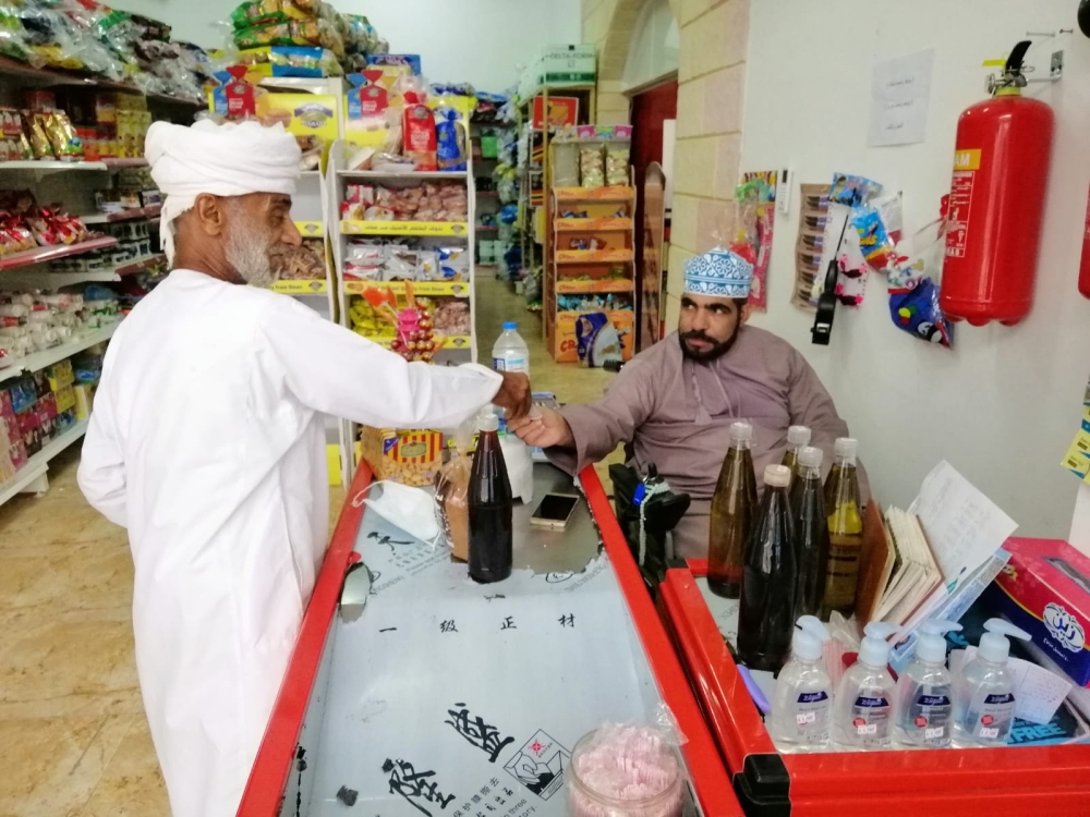 العوفي يقف بنفسه في المحل رغم الإعاقة