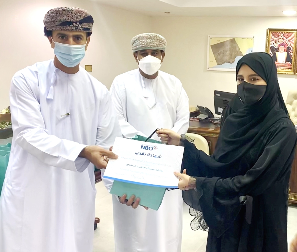 راعي المناسبة أثناء تكريم الطالبات الأوائل بتعليمية ظفار