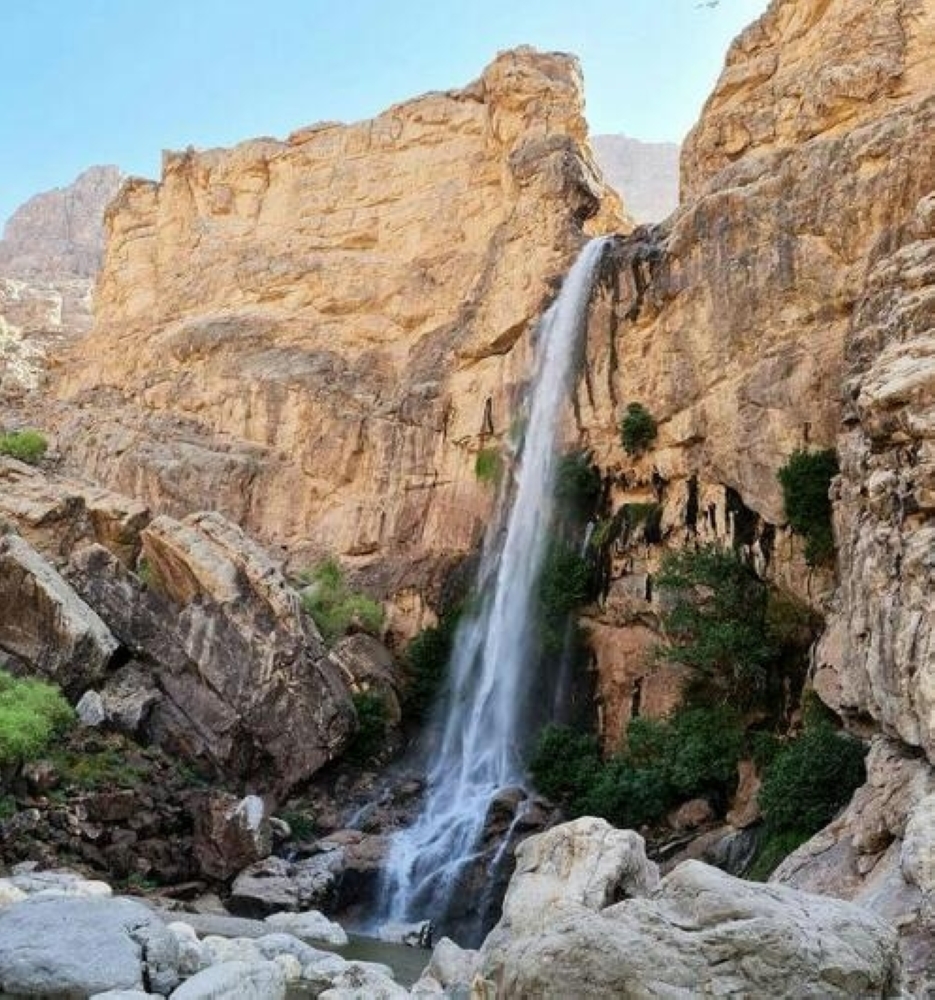 منظر جمالي لنزول الشلال