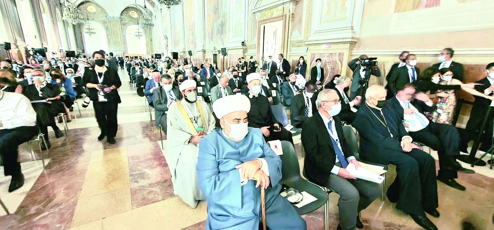 المعمري خلال مشاركته في المنتدى الدولي