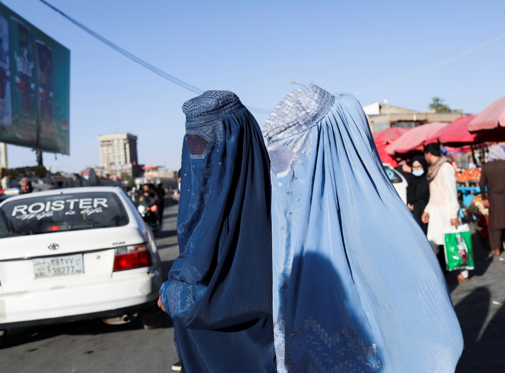 نساء أفغانيات يسرن في أحد شوارع كابول  حيث ترغم حركة طالبان  معظم الأفغانيات العاملات على ترك وظائفهن والتزام بيوتهن