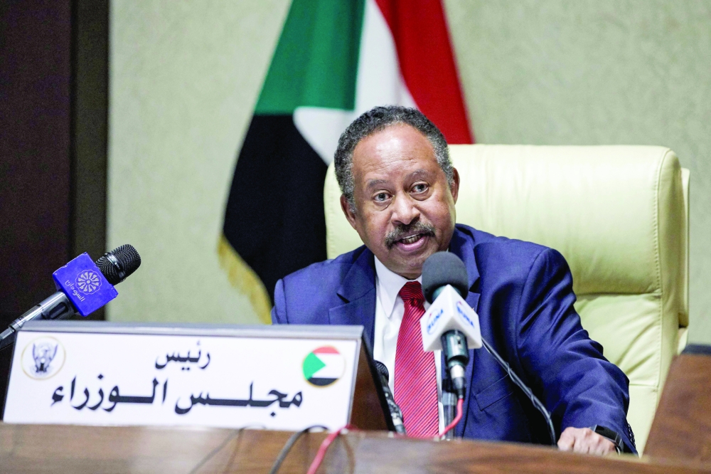 رئيس الوزراء السوداني عبد الله حمدوك يعقد اجتماعًا لمجلس الوزراء في العاصمة الخرطوم أمس اثر محاولة انقلاب في السودان.أ.ف.ب