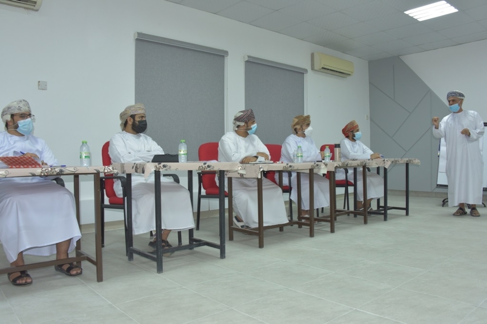 المعلمون المشاركون في البرنامج التدريبي