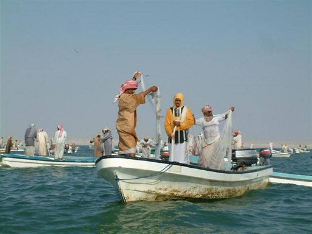 صيادون حرفيون بأحد سواحل السلطنة
