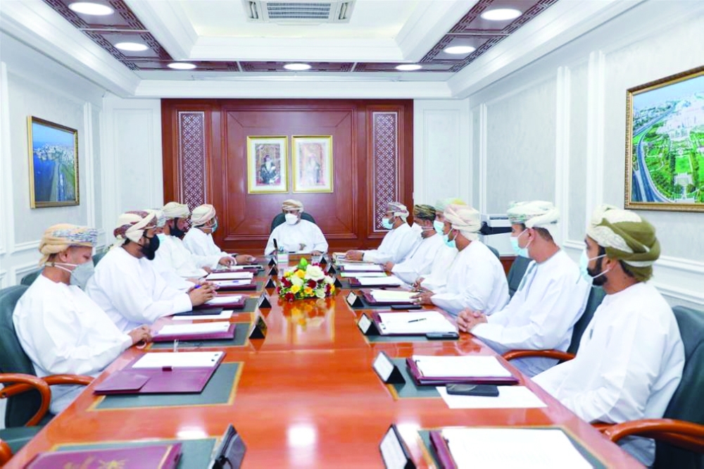خلال اجتماع لجنة مناقصات صلالة
