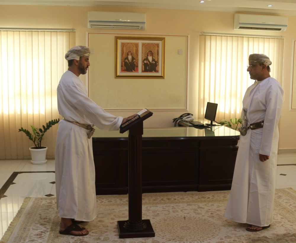 أحد الأعضاء الجدد يؤدي اليمين