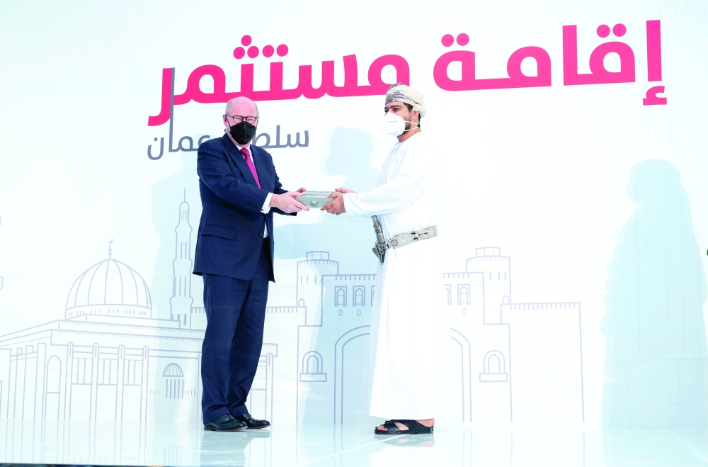 خلال تسليم البطاقات للمستثمرين الأجانب
