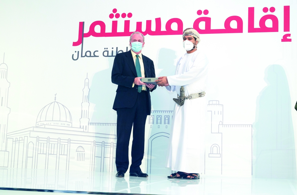 خلال تسليم البطاقات للمستثمرين الأجانب