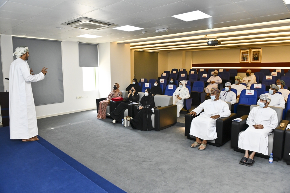 جانب من المحاضرات في الدورة