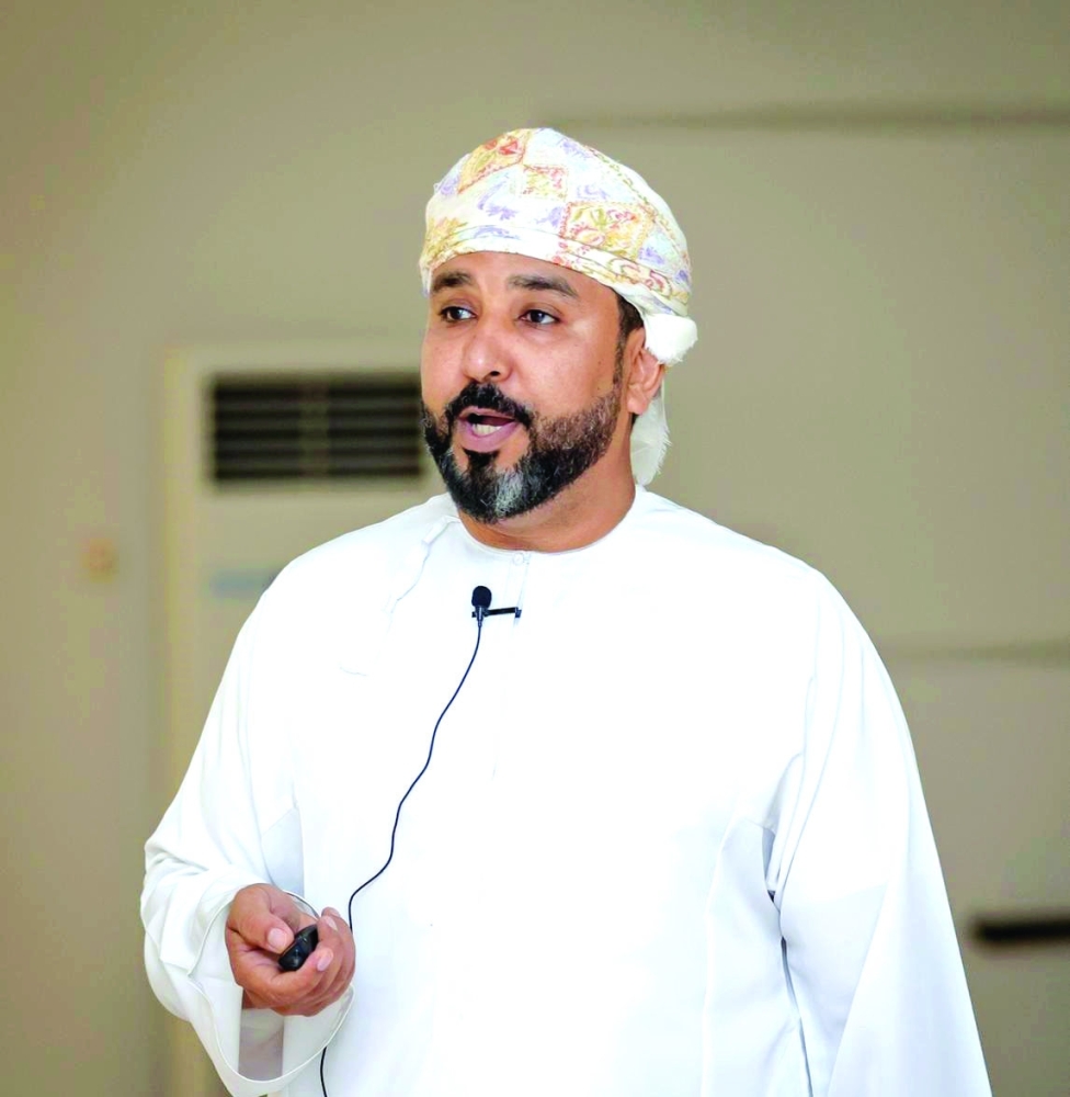سلطان الإسماعيلي أثناء استعراضه رؤيته الانتخابية