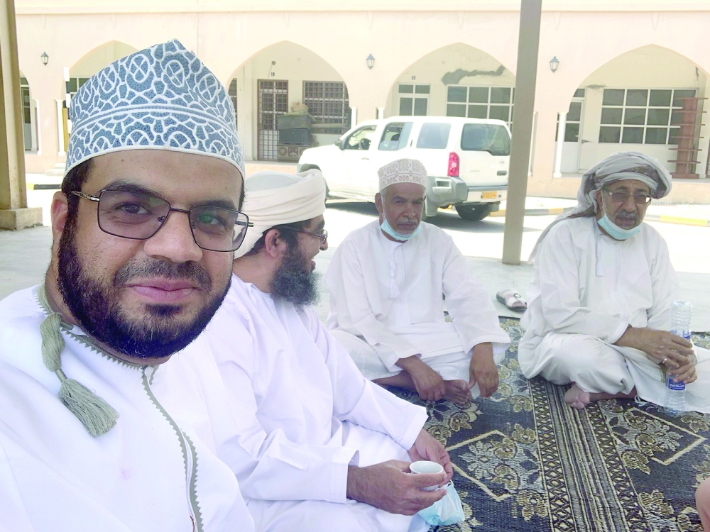 صورة تجمع كبار السن بسوق الرستاق