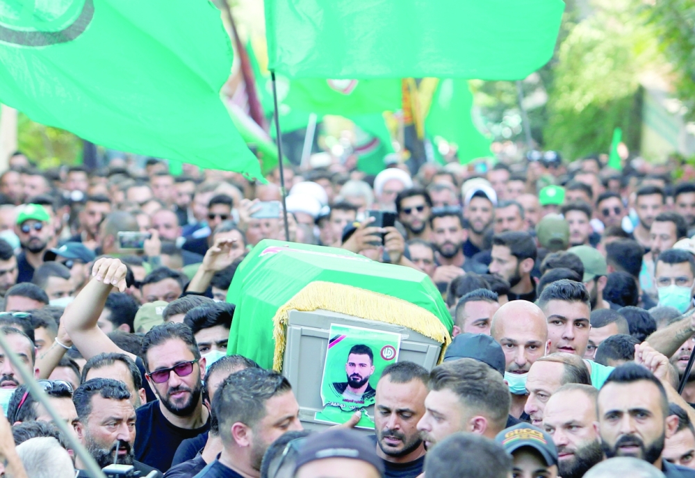 أنصار حركة أمل يشيعون احد أعضائها القتلى خلال جنازة جنوب لبنان، امس.   رويترز