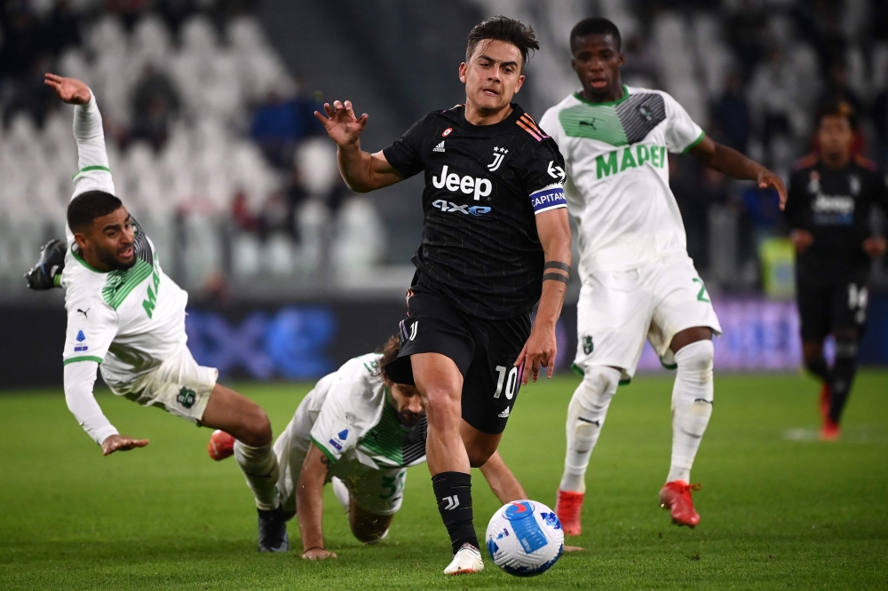 محاولة اختراق للاعب ديبالا 