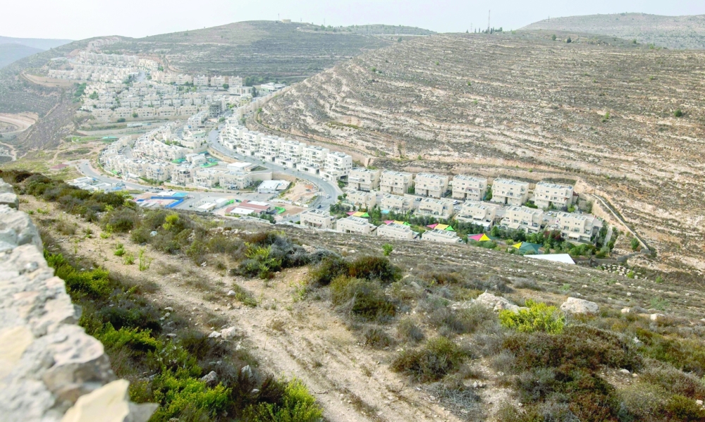 مستوطنة جفعات زئيف الإسرائيلية ، بالقرب من مدينة رام الله الفلسطينية في الضفة الغربية المحتلة والتي لقيت ادانة اوروبية ودعوات بوقفها.أ.ف.ب