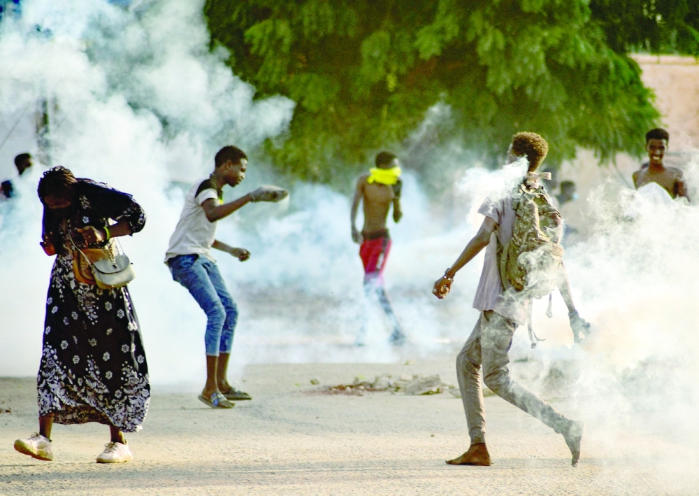 شبان سودانيون يواجهون قوات الأمن وسط إطلاق الغاز المسيل للدموع من قبلهم لتفريق المتظاهرين في العاصمة الخرطوم وسط مظاهرات مستمرة ضد الانقلاب العسكري.أ.ف.ب 