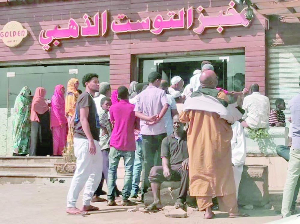 سودانيون يصطفون للحصول على الخبز خارج مخبز في العاصمة الخرطوم امس.أ.ف.ب