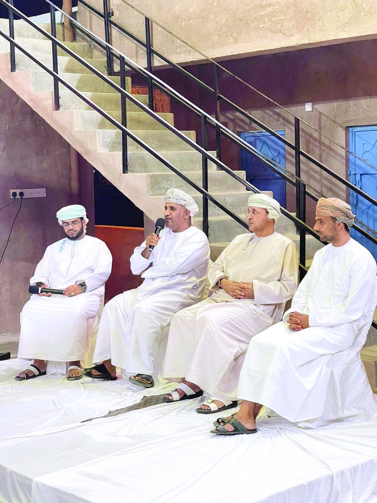 المتحدثون خلال الجلسة الحوارية 