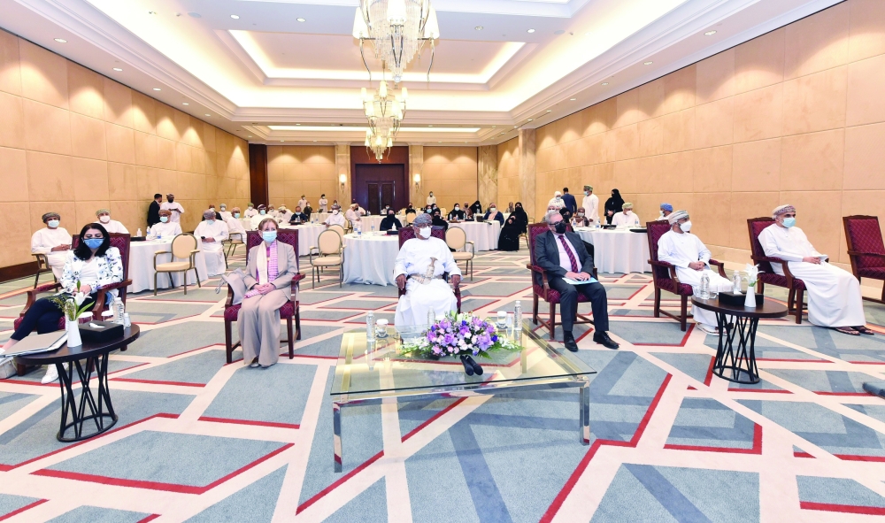 راعي المناسبة مع عدد من المسؤولين