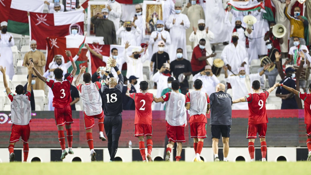 تلاحم الجمهور واللاعبين 