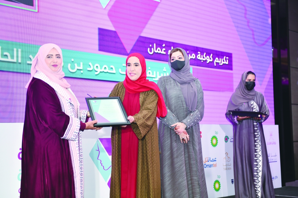 المرأة العمانية إنجازات مستمرة على طريق الرخاء والسؤدد
