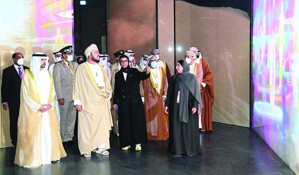 سموه يزور جناح الإمارات