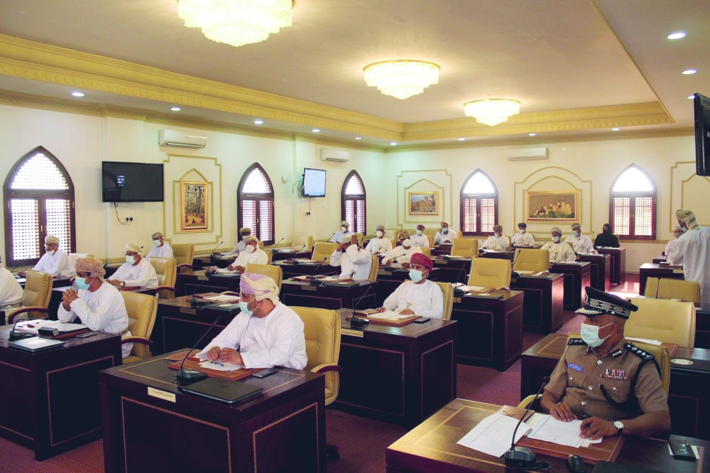 خلال اجتماع المجلس البلدي بمحافظة جنوب الباطنة 