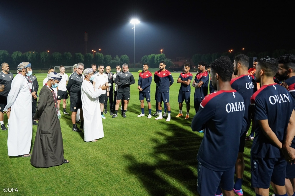 سالم الوهيبي في حديثه مع لاعبي المنتخب الوطني قبل الحصة التدريبية