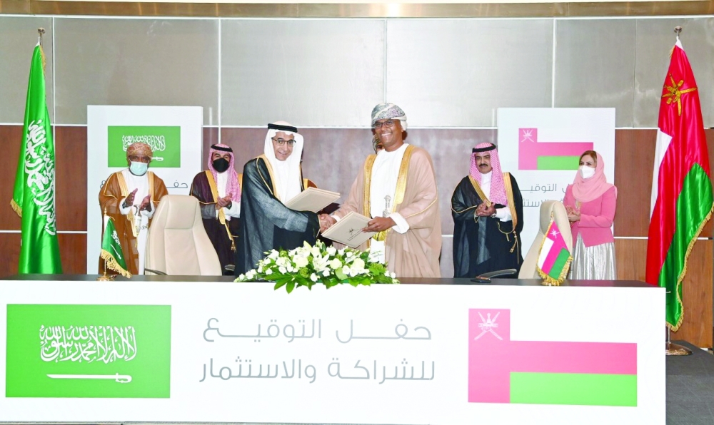 سلطنة عمان والسعودية توقعان 13 مذكرة تفاهم باستثمارات تتجاوز 10 مليارات