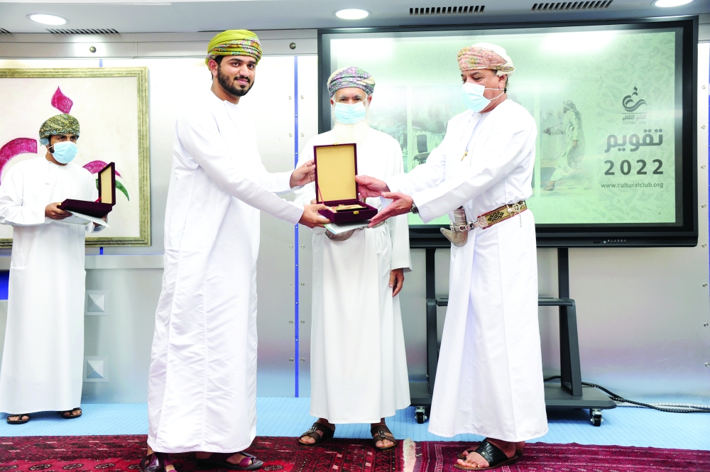 علي الجابري يسلّم محمد الراشدي جائزة أفضل بحث في مسابقة البحث العلمي (2)