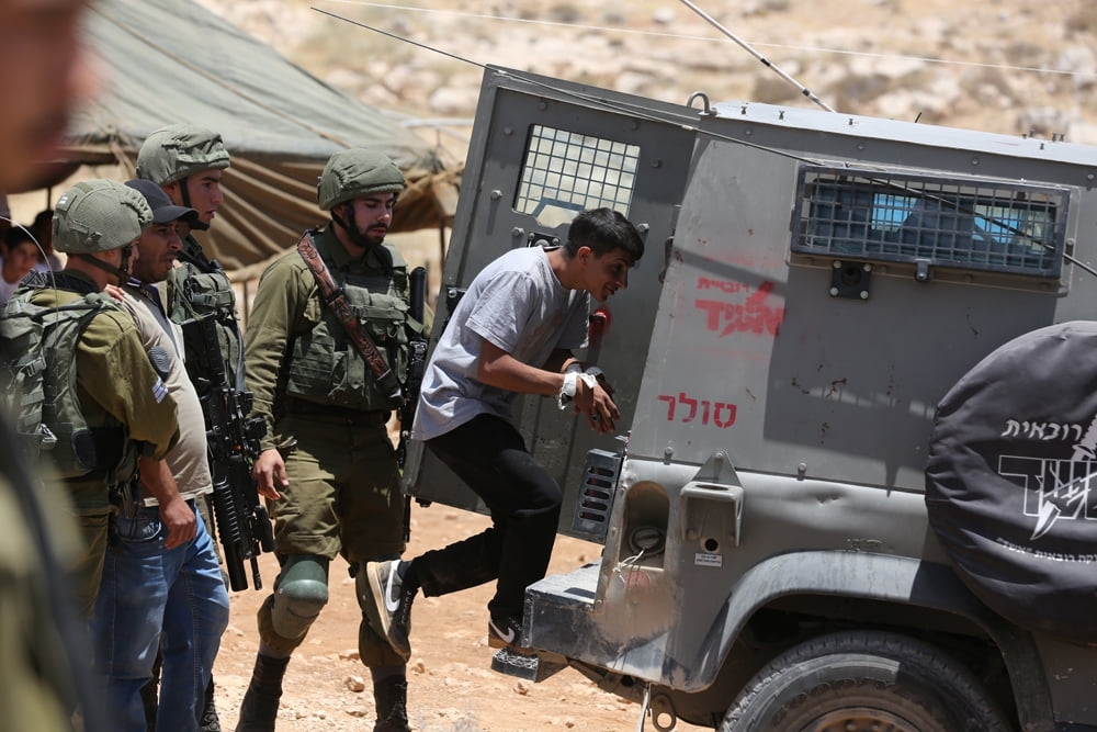 قوات الاحتلال تعتقل شاب فلسطيني