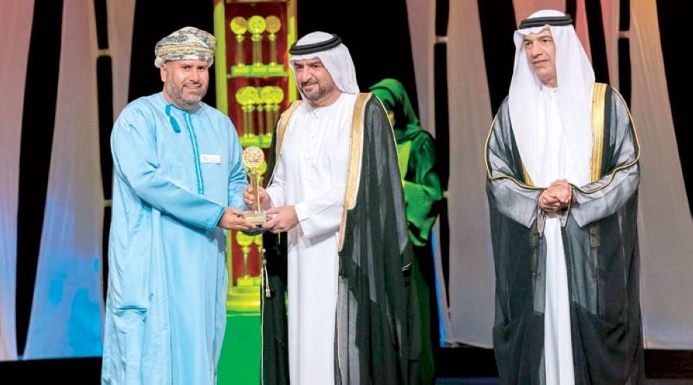 هلال البادي أثناء تتويجه بالمركز الأول بجائزة الشارقة للتأليف المسرحي 2019 