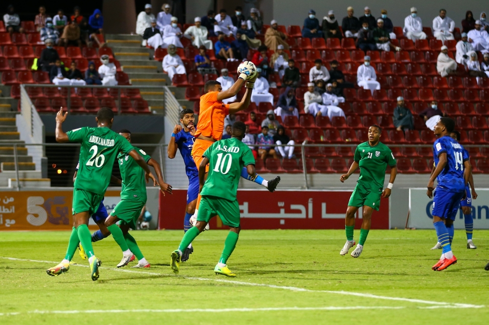 جانب من لقاءات دوري عمانتل