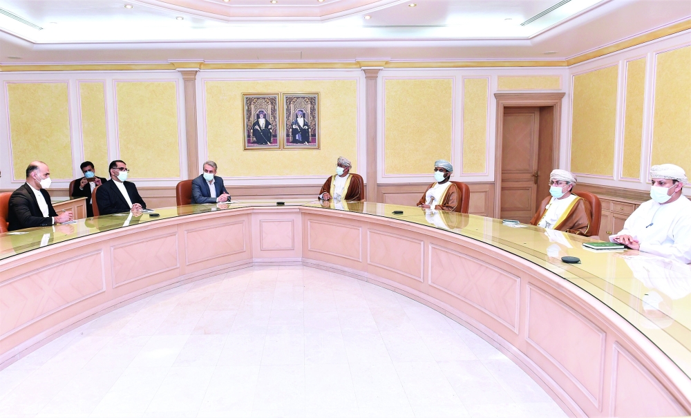 وزير الصحة لدى استقباله الوفد الإيراني 