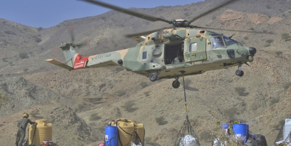 طائرة سلاح الجو تنقل المؤن