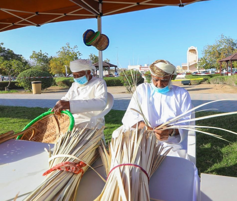 مجموعة من الحرفيين بمحافظة جنوب الباطنة