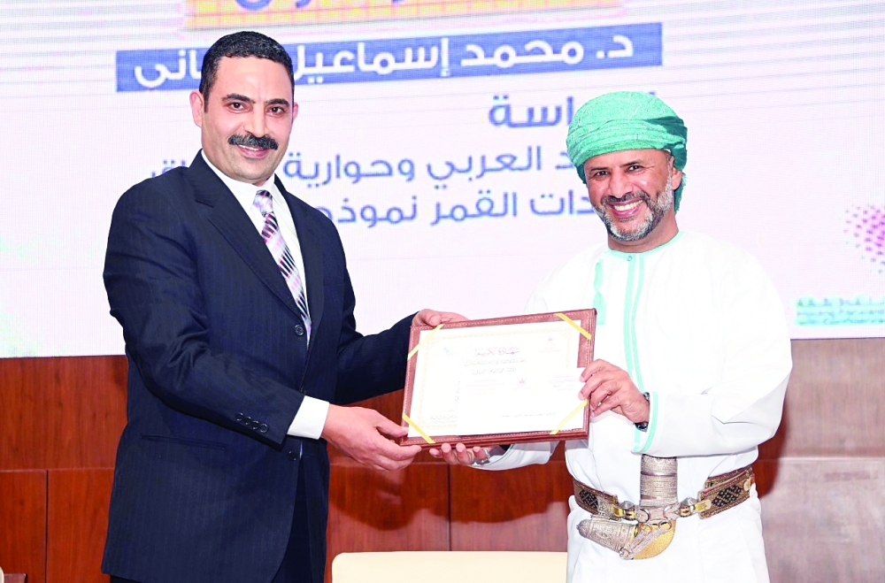 محمد اللباني متسلما جائزة المركز الأول