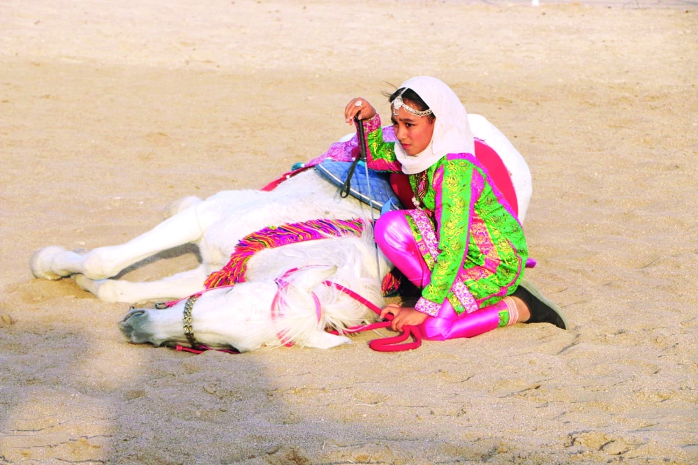 مهارة فتاة في تنويم الخيل 