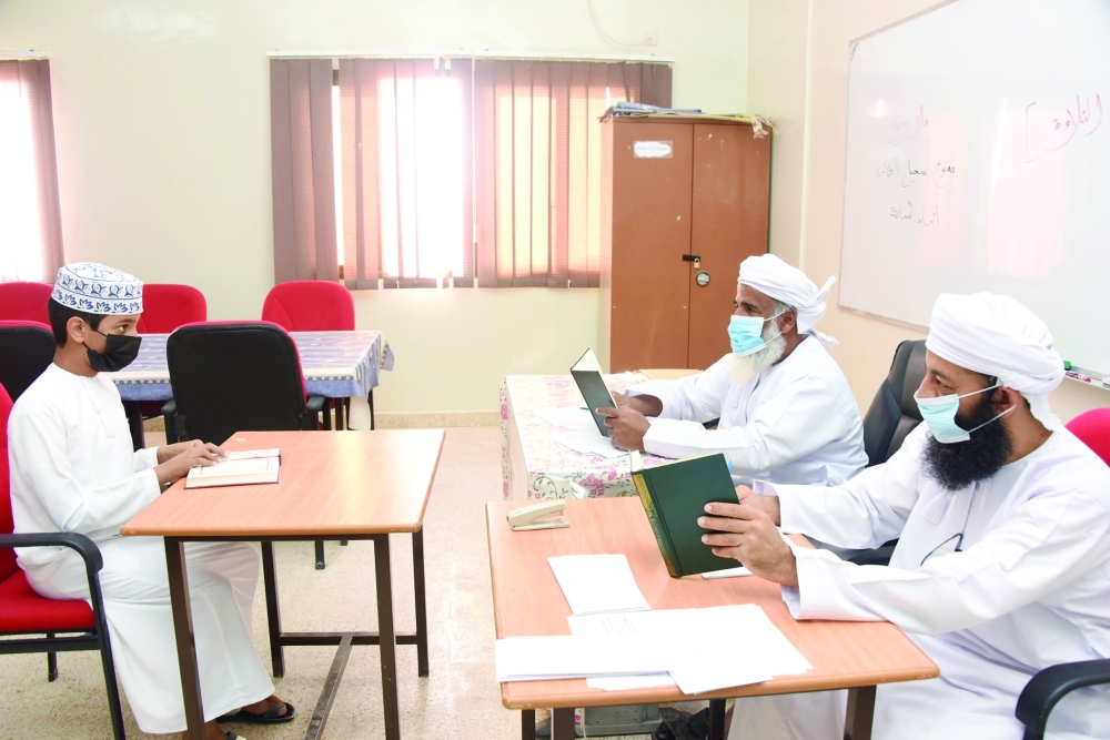 الاستماع إلى أحد المتسابقين 