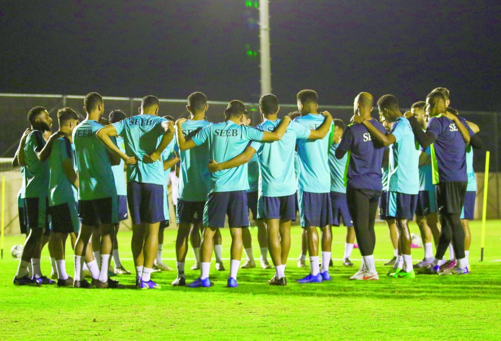 مدرب الفريق الكروي بنادي السيب في حديثه مع اللاعبين