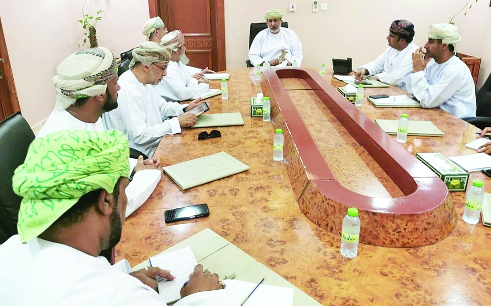 خلال مناقشة تعمين المهن في سوق مطرح
