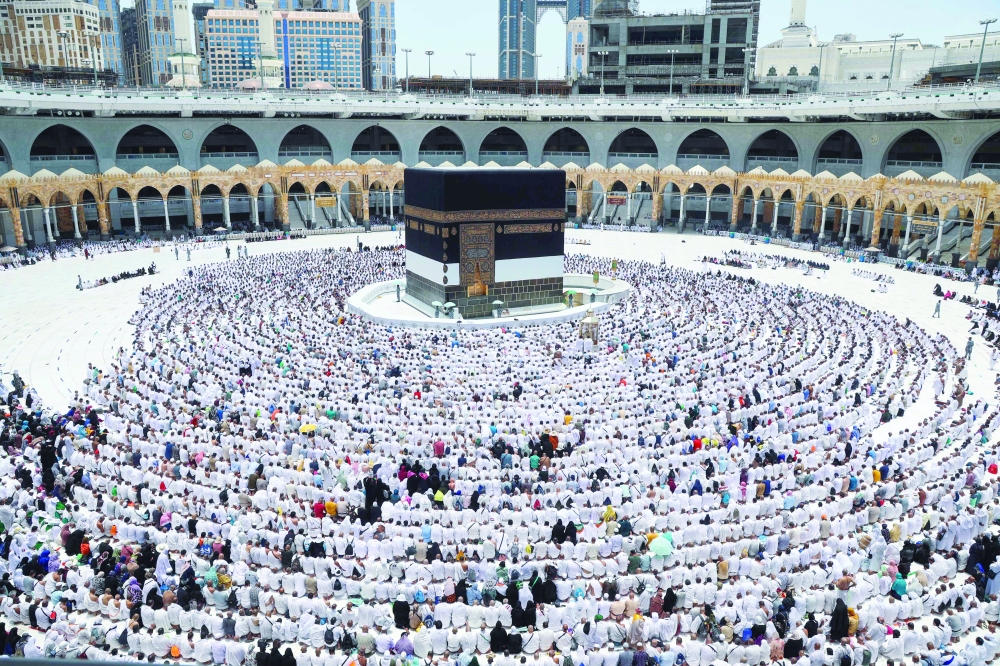 حجاج يصلون حول الكعبة المشرفة