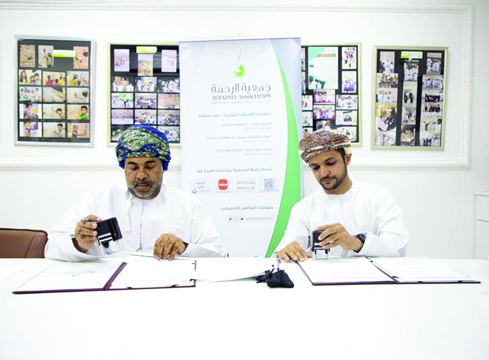 خلال توقيع الاتفاقية من قبل الطرفين 